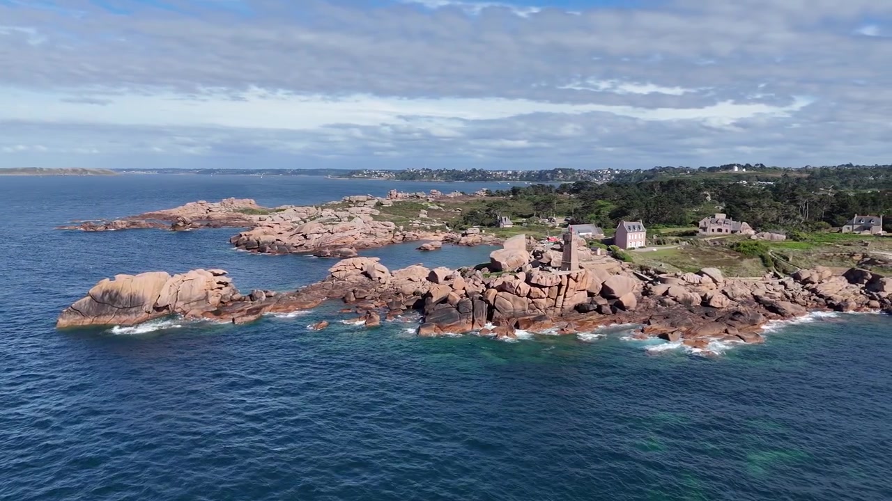 Faro di Ploumanac'h sulla costa di Granito Rosa, Bretagna, Francia, vista aerea da drone