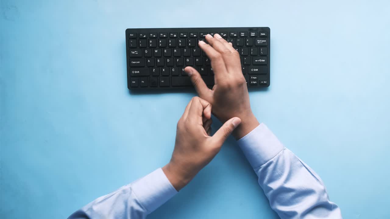 타이핑으로 인한 손목 통증