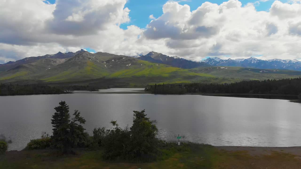 video de drones de 4k de montañas alrededor del lago otto cerca de healy, alaska en un día soleado de verano