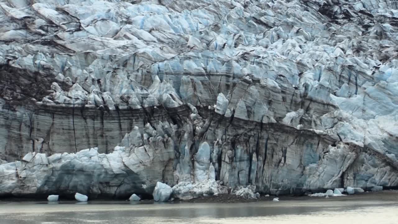 Jäätikön sininen jää Glacier Bayn kansallispuistossa ja suojelualueella, Alaskassa
