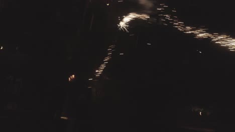 tiro de los fuegos artificiales de año nuevo que vienen directamente al dron de la cámara