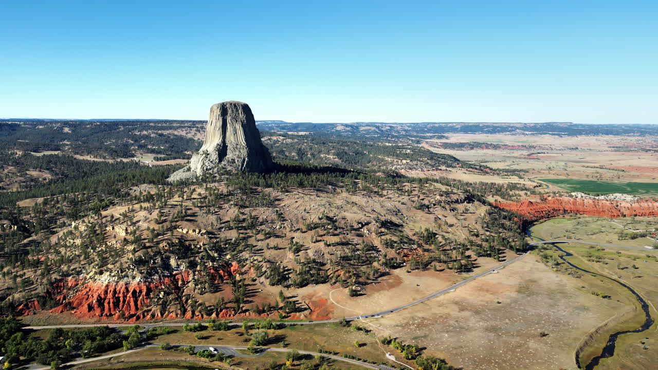 Vista aerea con drone del Monumento Nazionale Devils Tower che si erge imponente sopra il paesaggio circostante in Wyoming, USA