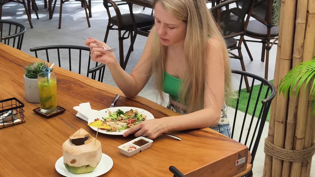 야외 식당 에서 러드 를 먹는 여자