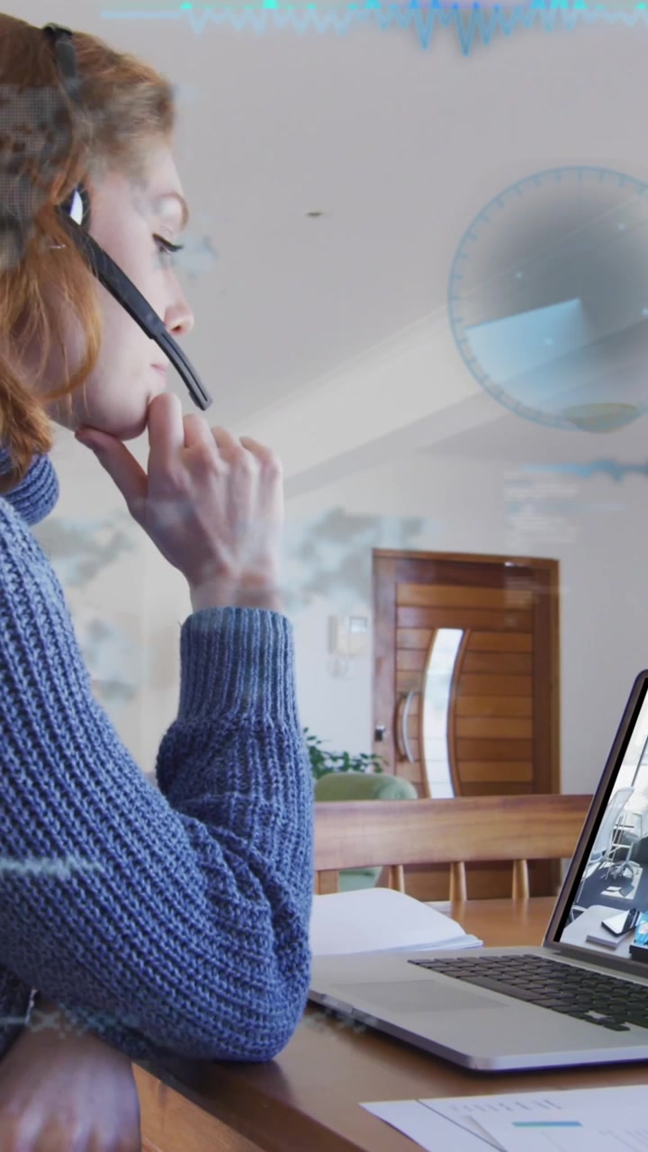 Animation af databehandling over en kaukasisk kvinde, der arbejder hjemmefra og har et videoopkald