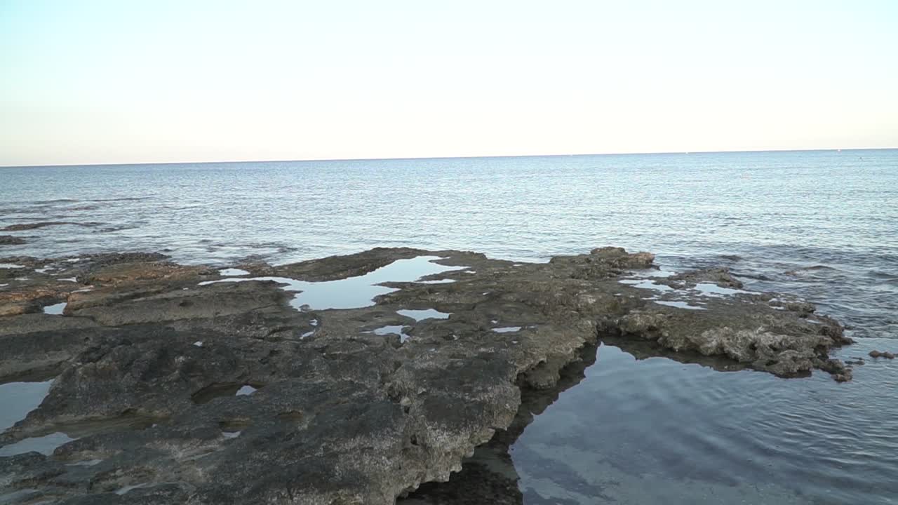 바위가 있는 핸드헬드 이동 아름다운 해변