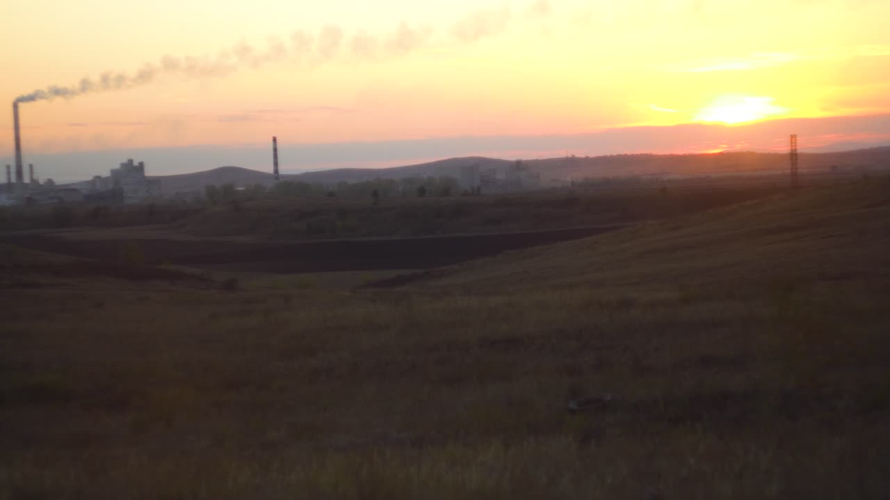 закат над промышленным ландшафтом