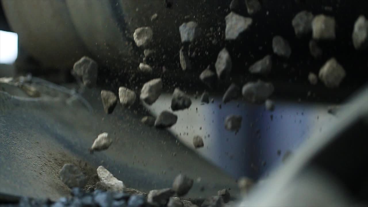 кормушка поставляет агрегат из холодного контейнера в сушилку через конвейерную ленту