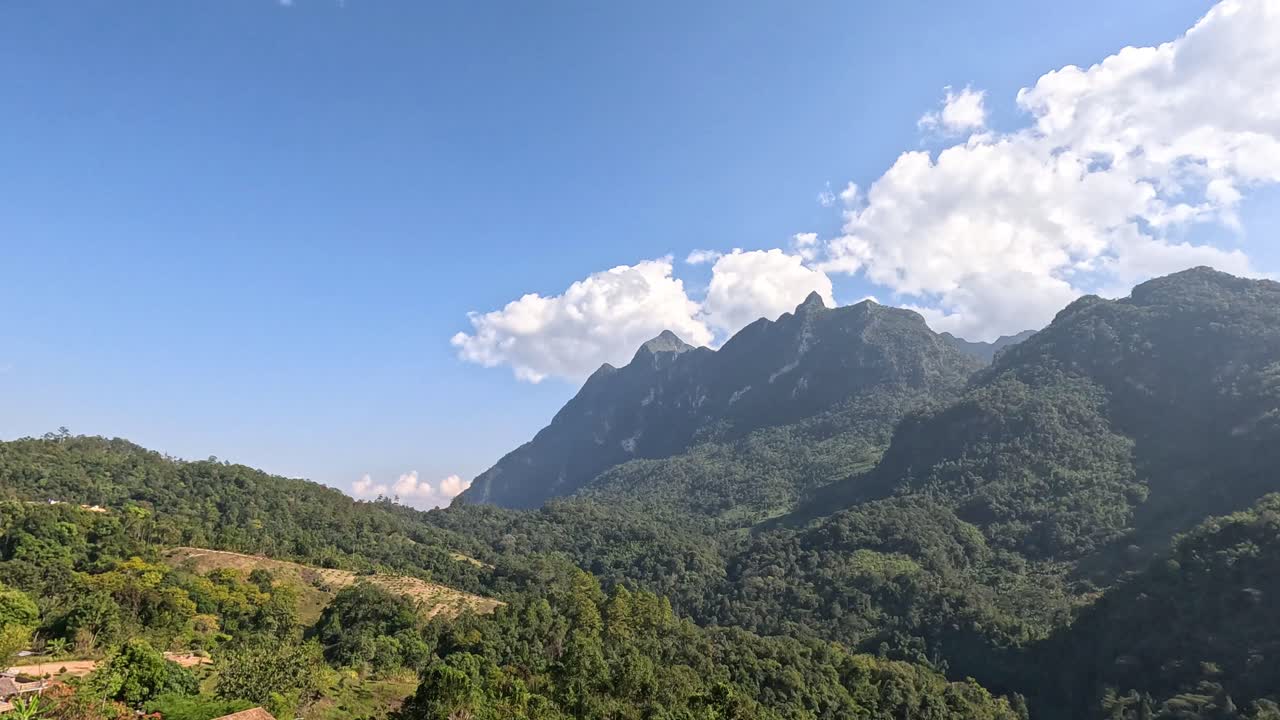 조용한 산악 마을 위의 구름의 타임스