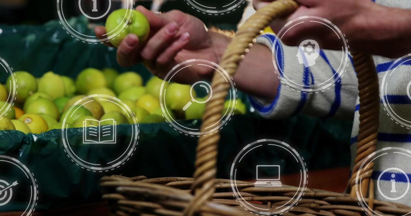 Hombre metiendo la mano en un contenedor de productos frescos, seleccionando manzanas verdes para comprar, colocándolas en una cesta, con iconos superpuestos.