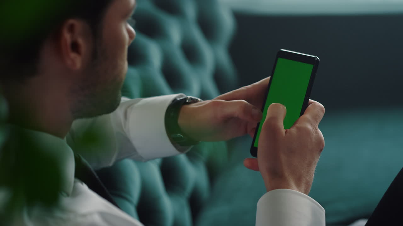 드폰으로 문자 메시지를 보내는 남자