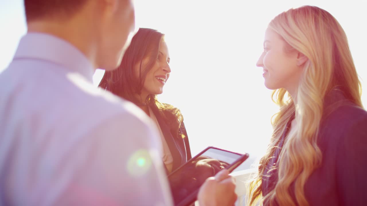 다민족 사업 관리자들이 지붕에 터치 스크린을 사용합니다.