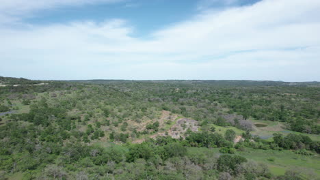 Vista-Aérea-De-Texas-Hill-Country,-Robles-Y-Cedros-En-Un-Pasto-Rural