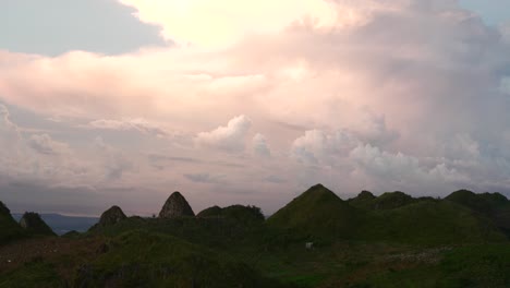 Puesta-De-Sol-Escénica-En-Un-Hermoso-Paisaje-Montañoso-En-El-Pico-Osmeña,-Isla-De-Cebú