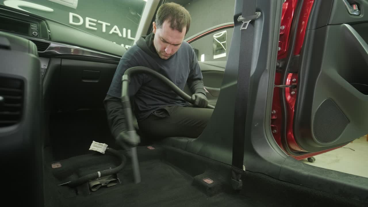 전문적인 자동차 청소. 샤워. 인테리어 세부 사항. 자동차 인테리어를 건조 청소 및 세부 사항; 깊은 좌석 청소; 자동차 세탁에서 거품을 는; 먼지에서 자동차 패널을 청소하는; 진공청소기