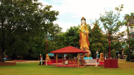 Thailändische-Buddhistische-Statue-Im-Wat-Kut-Khla-In-Thailand