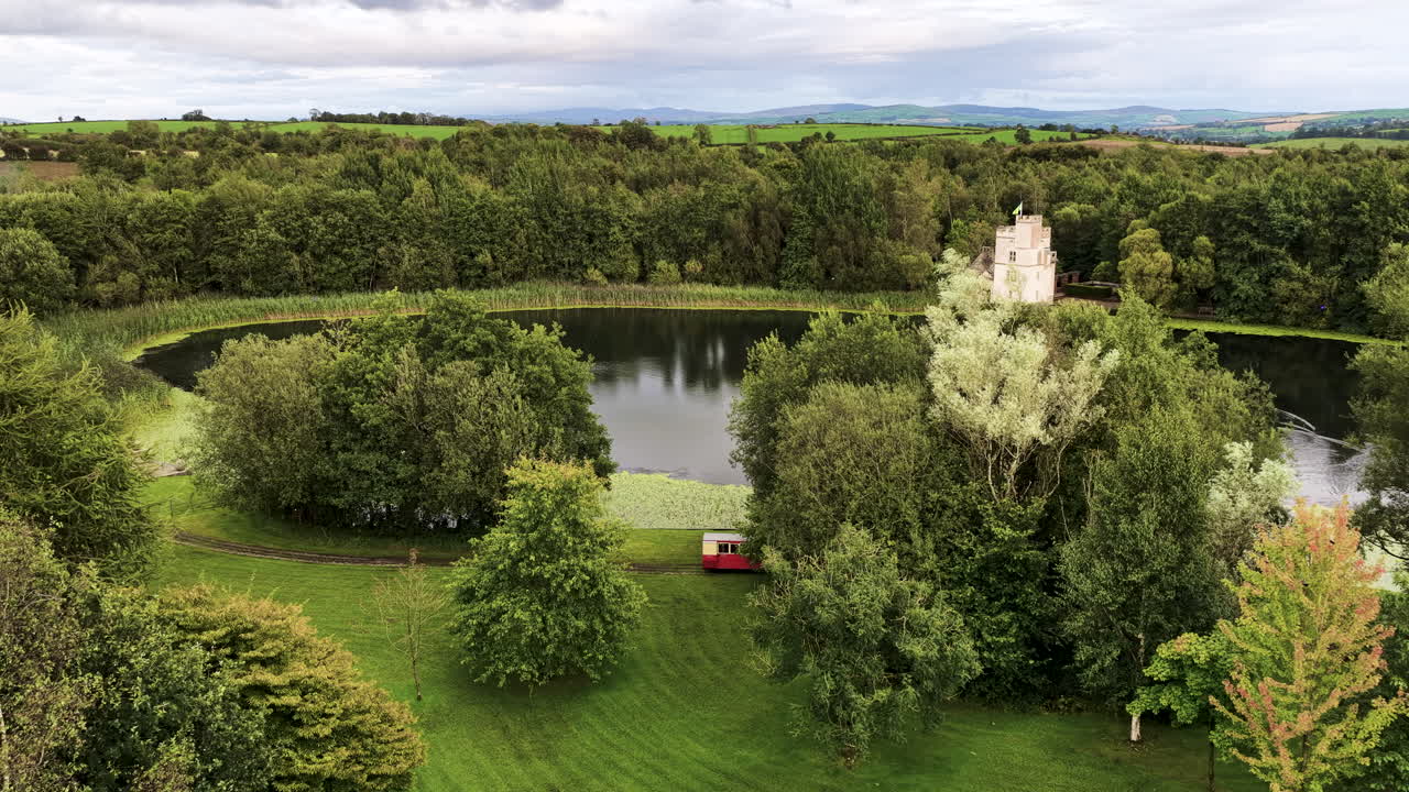 Luftfoto af tog, der nærmer sig Folly Castle i Oakfield Park i Donegal, Irland