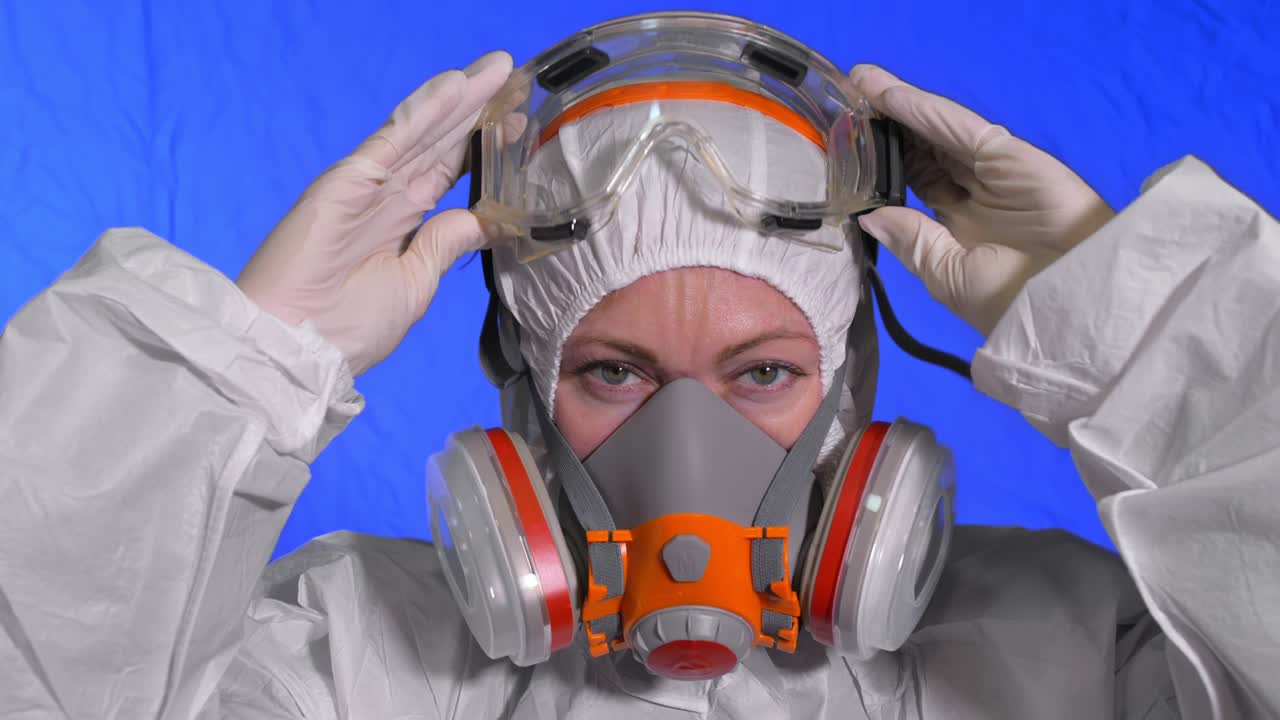 인공호흡기에서 과학자 바이러스 전문가: 여성 보호 의료 마스크를 착용하여 가까이 보십시오. 개념 건강 안전 n1h1 코로나 바이러스 전염병 2019 ncov.