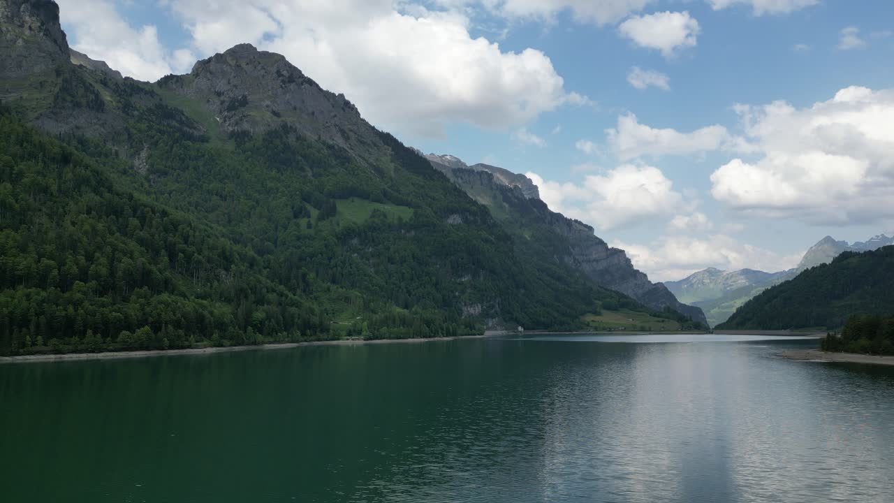 Lac Klöntalersee, canton de Glaris, en Suisse.