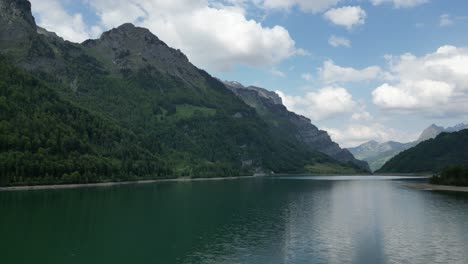 Klöntalersee-Glarus-Kanton-lake-in-Switzerland