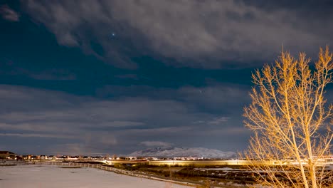 Las-Estrellas-Cruzan-El-Cielo-Mientras-Sopla-Una-Tormenta-De-Nieve-Nublada---Lapso-De-Tiempo-De-Gran-Angular