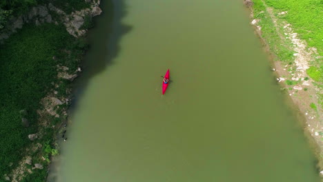 Einsamer-Kajak-Paddelt-Im-Kosovo-Flussabwärts,-Aufnahme-Aus-Der-Luft