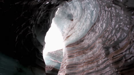 panorámica lenta a través de las paredes de hielo de una cueva de hielo islandesa