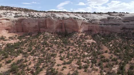 Acantilados-De-Arenisca-De-Roca-Roja-De-Utah-En-El-Desierto-Del-Sur---Vista-Aérea-De-Vuelo-De-Drones