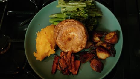 Establecer-Una-Descripción-General-Del-Plato-Asado-Con-Patatas-Asadas,-Zanahorias,-Brócoli,-Judías-Verdes-Y-Pudín-De-Yorkshire