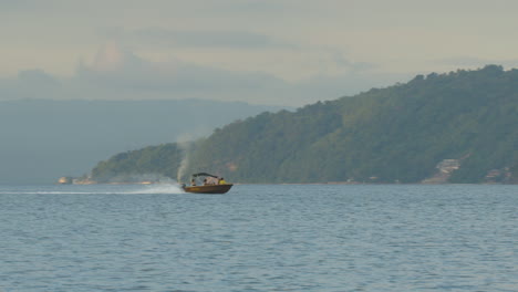 Totale-Eines-Kleinen-Schnellboots,-Das-In-Eine-Bucht-Auf-Einer-Abgelegenen-Insel-Einfährt