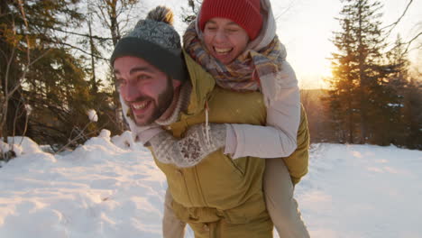 una pareja disfrutando de un día de invierno.