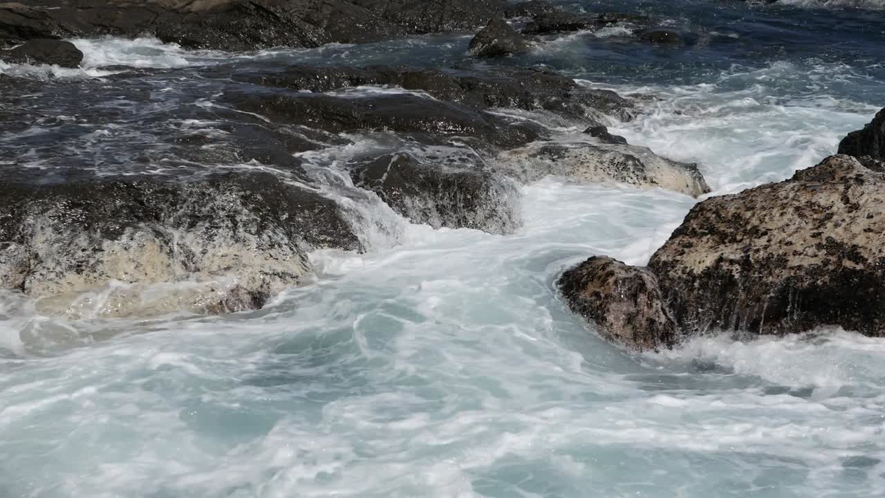 파도가 들어오고 있습니다.