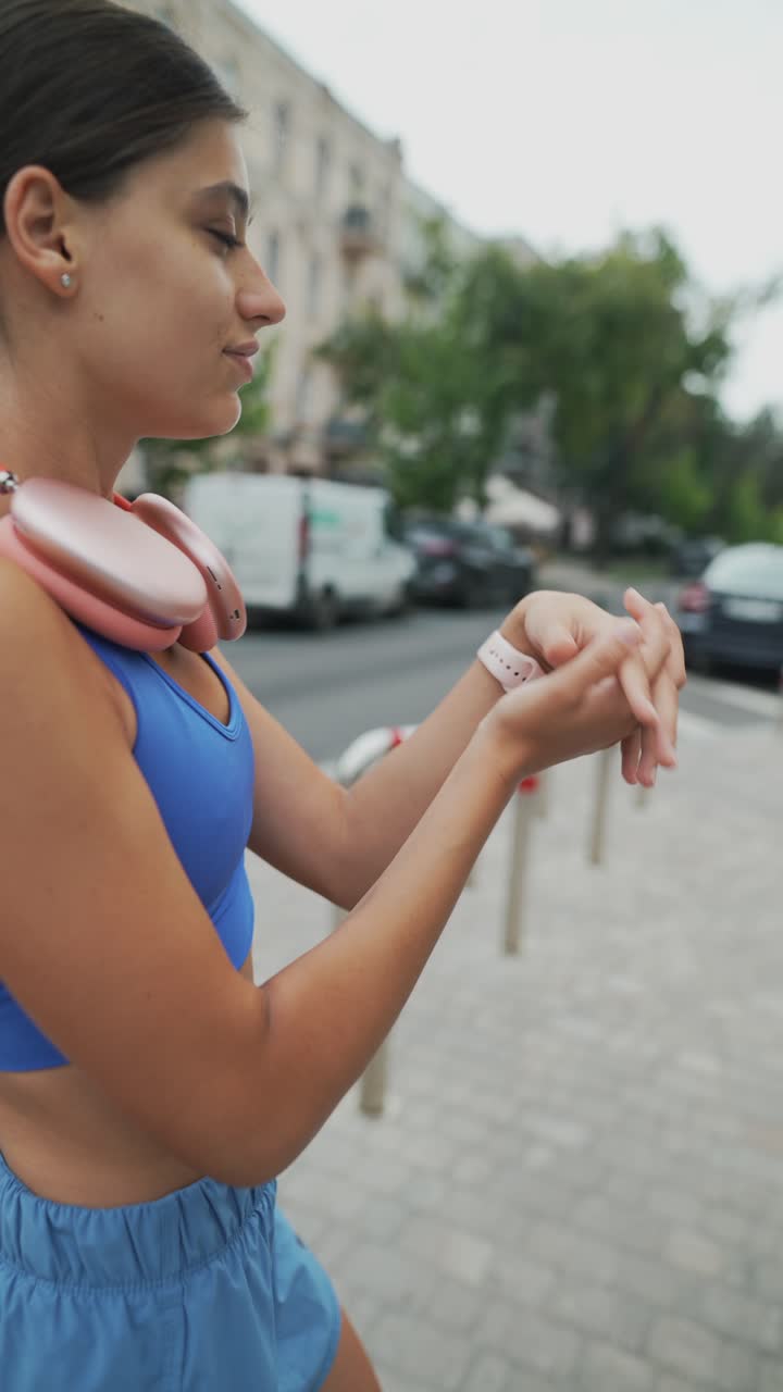 mujer estirándose al aire libre