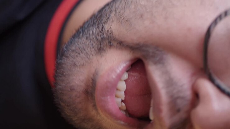 Primo piano del volto di un uomo