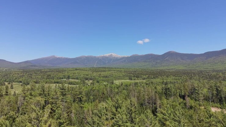 Monte Washington nel New Hampshire, Stati Uniti. Ripresa aerea in avanti, paesaggio, spazio per il testo