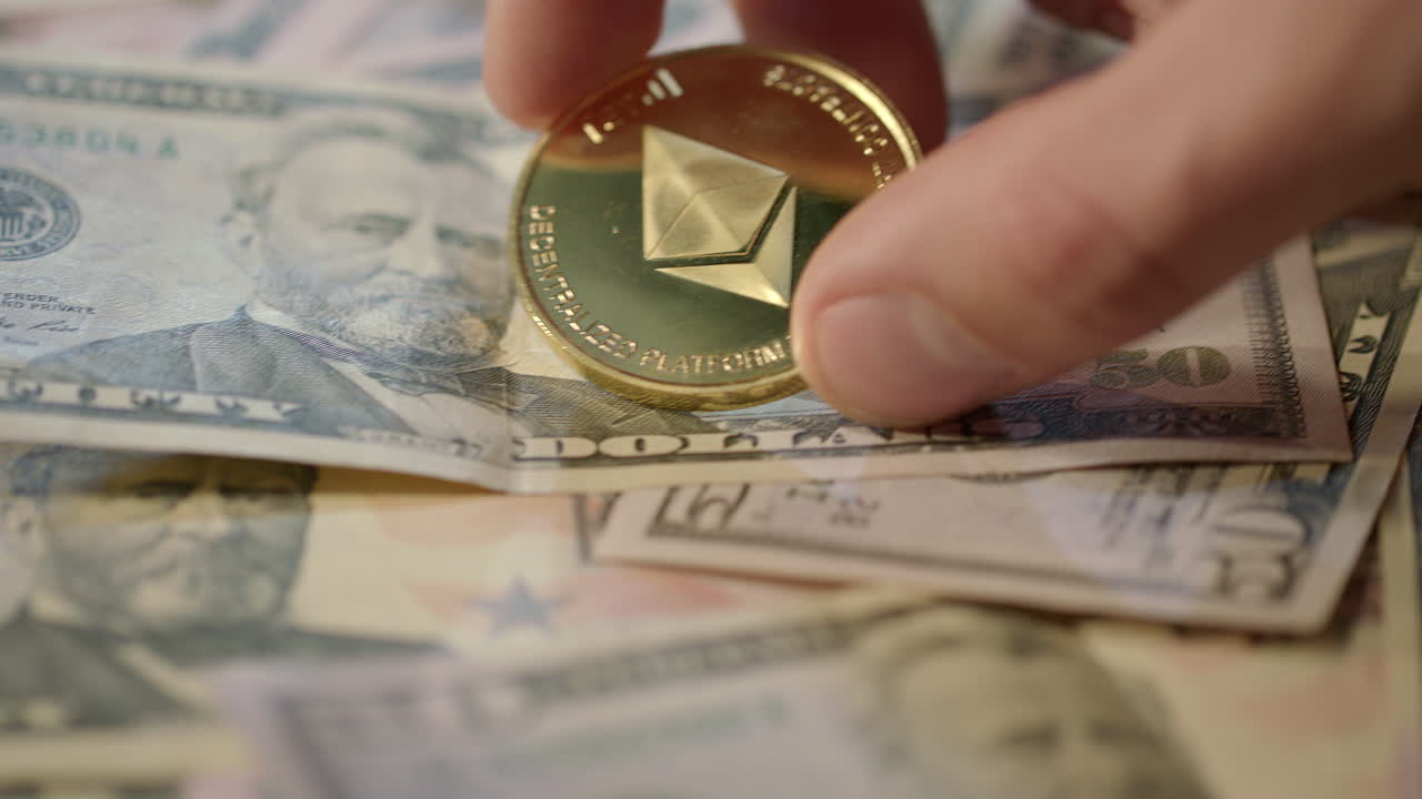 portafoglio di criptovaluta ethereum. mano umana prendere moneta d'oro ethereum