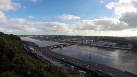 Irland-Waterford-City-Nordkais-Zeitraffer,-Blick-Auf-Die-Reisbrücke-Und-Ausblick-Entlang-Der-Kais-Von-Waterford-City