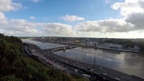 irlanda waterford city north quays timelapse, vista del puente de arroz y vista a lo largo de los muelles de la ciudad de waterford