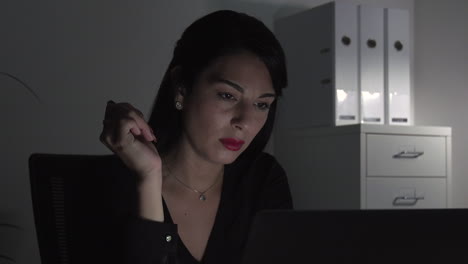 atractiva trabajadora de oficina cerca de los ojos mirando la computadora