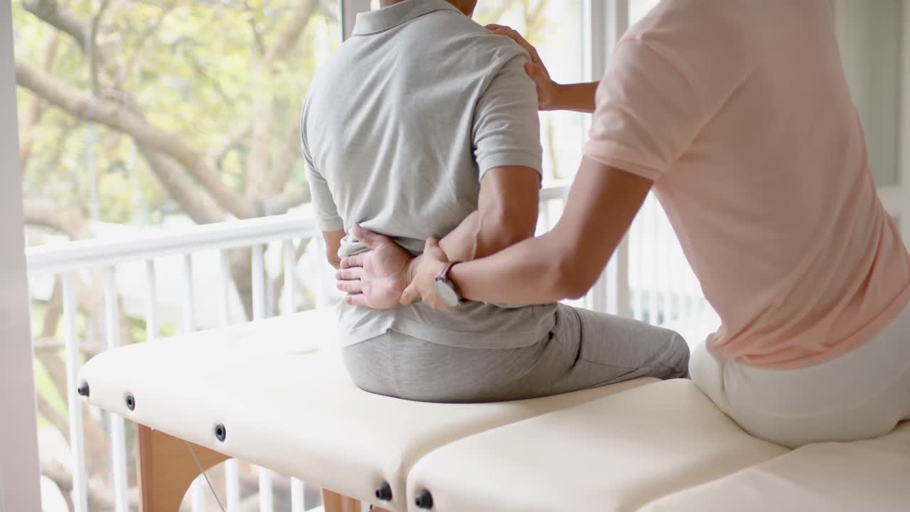 다양한 남성 물리치료사가 조언하고 노인 남성 환자가 운동하고, 느린 움직임으로