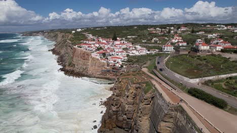 vuela sobre la ciudad costera de azenhas do mar, portugal 02