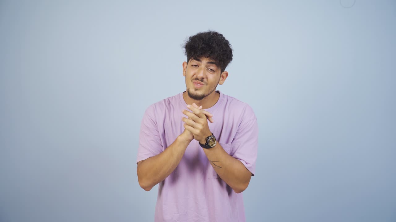 카메라를 바라보며 사과하는 남자