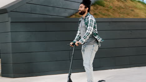 hombre montando un scooter eléctrico