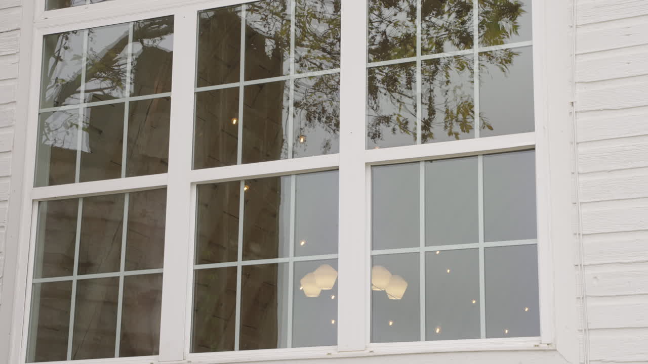 vidrio limpio con reflejos distorsionados en la superficie mientras que ligeramente visible en el interior, dinámico