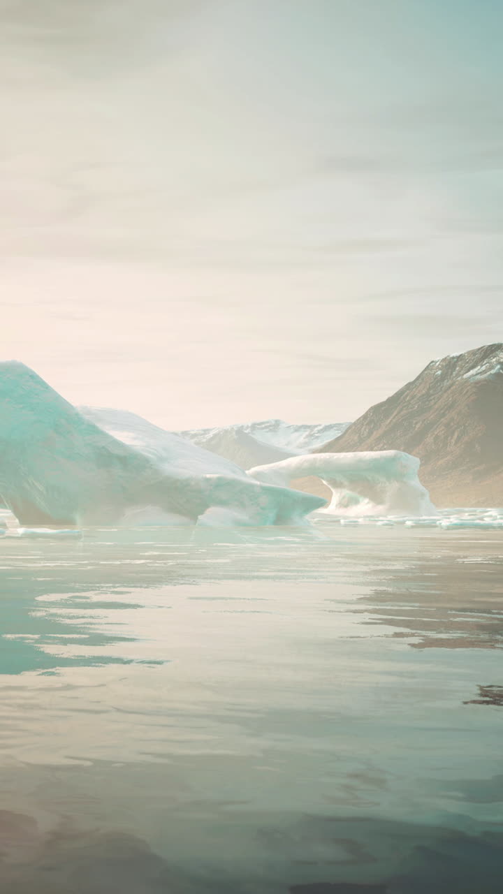 아이슬란드 근처의 바다에서 작은 빙산과 얼음  ⁇ 어리