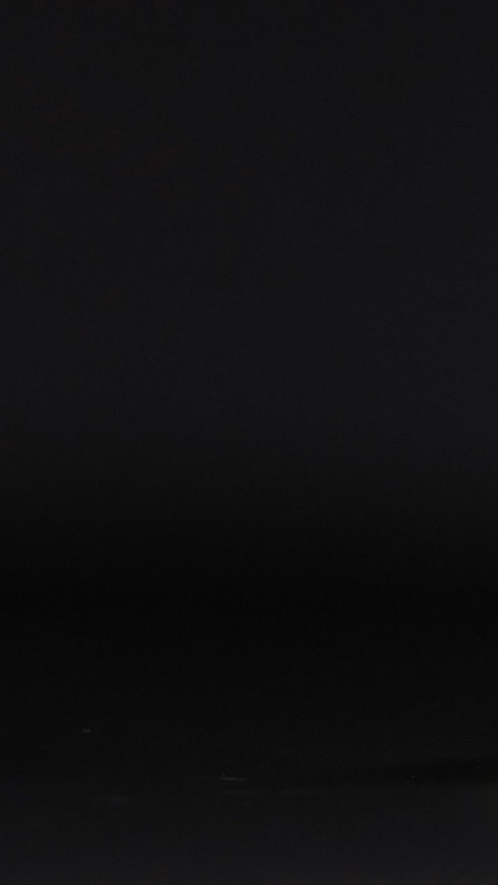 теннисные мячи, катящиеся на темной поверхности