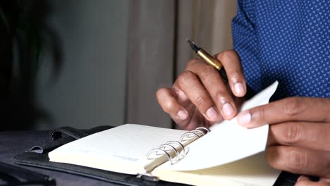 persona que escribe en un cuaderno