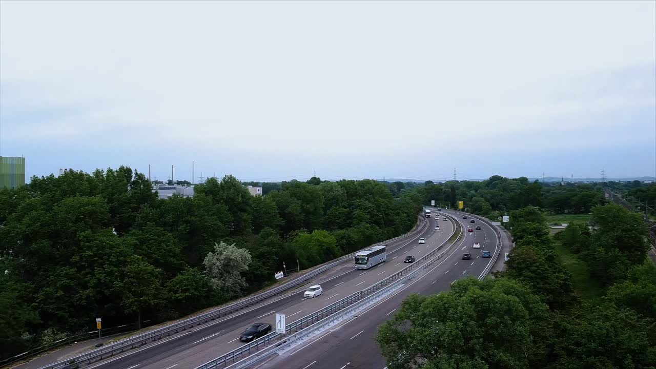 라인강 위의 아름다운 다리가 보일 때까지 카메라가 회전하는 동안 중요한 도로 위에 고정된 드론 위치