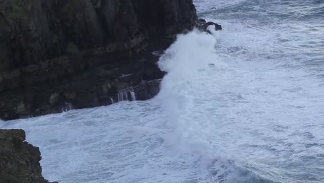 波浪撞擊南非的岩石