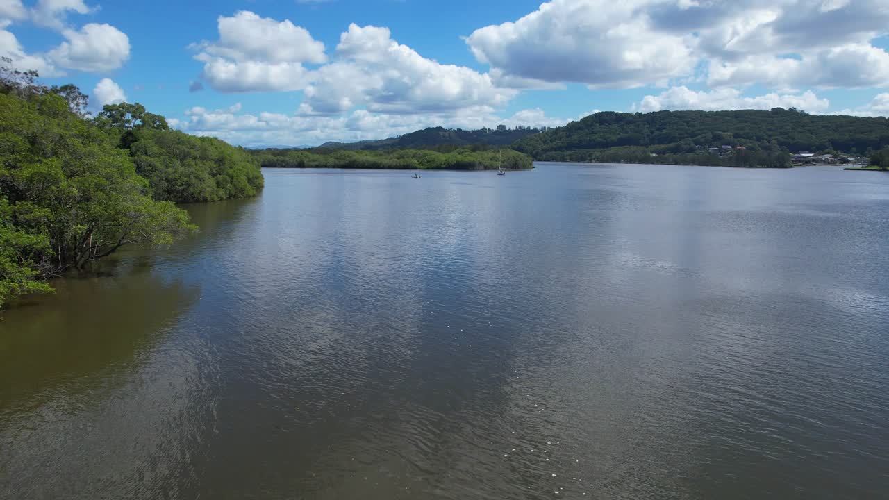 Volo di drone sopra il fiume Tweed nel Nuovo Galles del Sud, Australia.