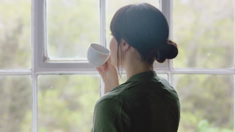 Joven-Mujer-De-Negocios-Gerente-Tomando-Café-Disfrutando-De-Un-Exitoso-Estilo-De-Vida-Emprendedor-Propietario-De-Un-Restaurante-Mirando-Confiado-Por-La-Ventana-Planificando-Con-Anticipación-Ideas-Para-La-Tienda